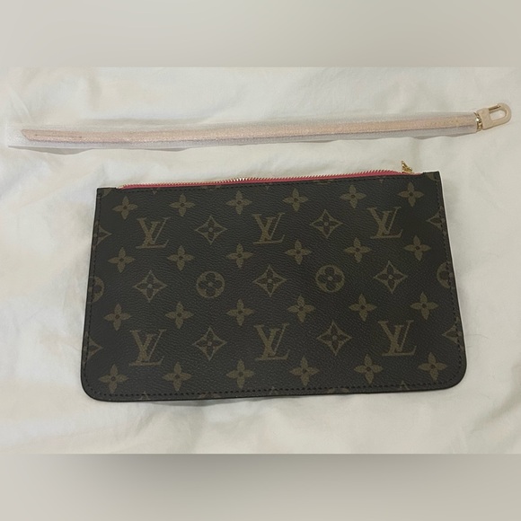 🌟NWOT🌟 Monogrammed Pouch/Wristlet - Picture 4 of 6